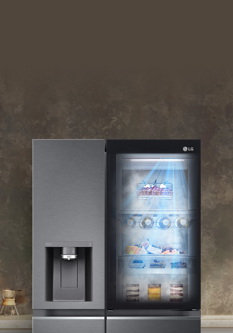 Refrigerador InstaView negro con luz interior visible, rayos de luz azul de DoorCooling.